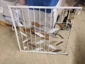 Extendable metal gate