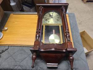 Wall mountable pendulum clock