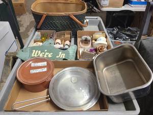 Large lot of household vintage goods