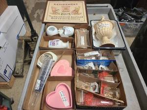 Large lot of household vintage goods
