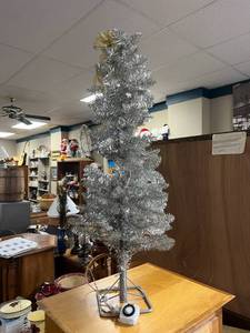 lot 2 image: 42 Tall Holiday Tree