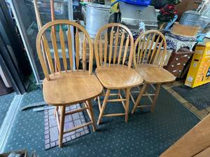 lot 4 image: 3 Swivel Stools