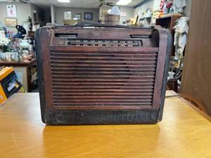 lot 10 image: Vintage Philco Radio