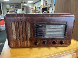 lot 11 image: Vintage General Electric Radio