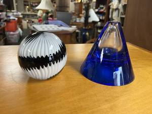 lot 12 image: Decorative Glass