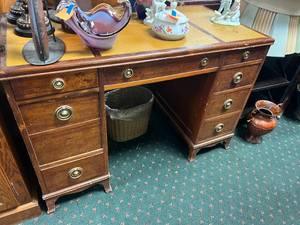 lot 16 image: Vintage Desk