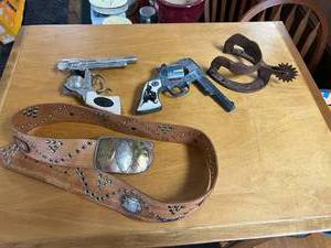 lot 23 image: Western Items - Cap Guns