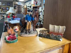 lot 25 image: Vintage Chalkware Art