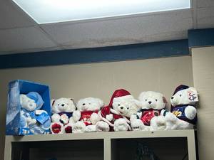 lot 26 image: 6 Holiday Bears