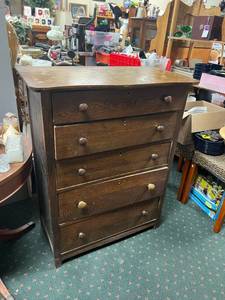 lot 39 image: Dresser