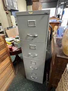 lot 41 image: 4 Drawer File Cabinet