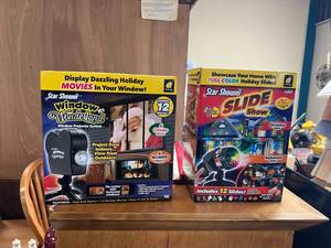 lot 42 image: Holiday Window Projector System & Slide Show