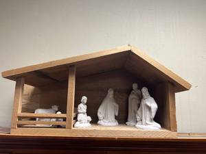 lot 51 image: Nativity Set