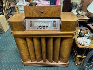 lot 54 image: Vintage Philco Upright Radio