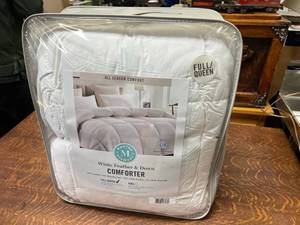 lot 68 image: NIB FullQueen Comforter