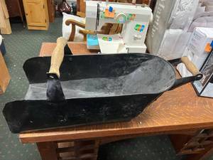lot 72 image: Antique Grain Scoop