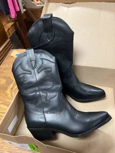 lot 77 image: NIB Ladies Black Leather Western Boot Size 7