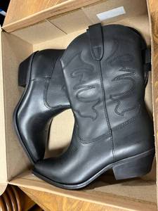lot 78 image: NIB Ladies Black Leather Western Boot Size 8