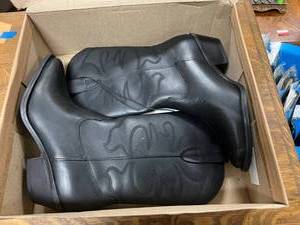 lot 79 image: NIB Ladies Black Leather Western Boot Size 6