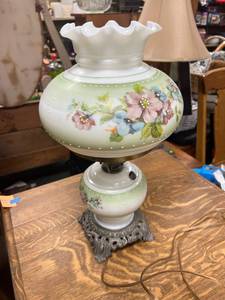 lot 82 image: Lamp