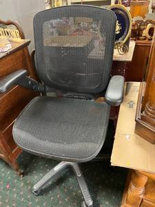lot 87 image: Adjustable Office Chair