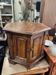 lot 88 image: End Table