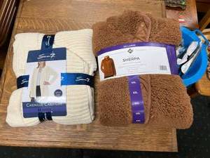 lot 101 image: New XXL Chenille Cardigan & Cozy Sherpa