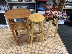 lot 171 image: Stools & Stand