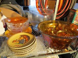 lot 14 image: Mixed Lot of Glass Bowls and Decorative Plates