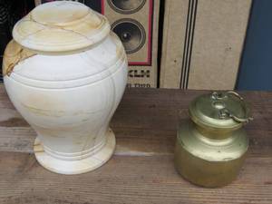 lot 15 image: Mixed Lot of Urns