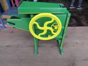 lot 36 image: Ertl Antique Green Corn Sheller