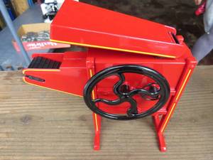 lot 37 image: Ertl Antique Red Corn Sheller