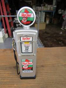 lot 39 image: Texaco Sky Chief Gas Pump Coin Bank
