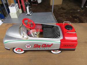 lot 41 image: Texaco Sky Chief 1948 BMC Tanker Pedal Car