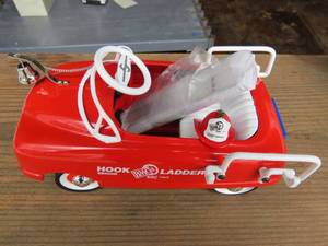 lot 42 image: Crown Premiums 1948 Custom BMC HLT Hook and Ladder Pedal Car