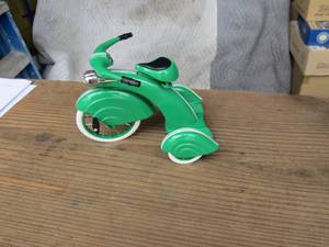 lot 60 image: Kiddie Car Classics 1935 Streamline Velocipede Pedal Car by Hallmark