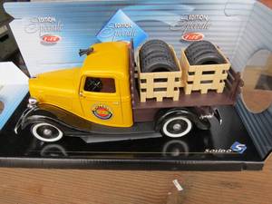 lot 70 image: 1936 Ford Plateau Pneu Die Cast Car