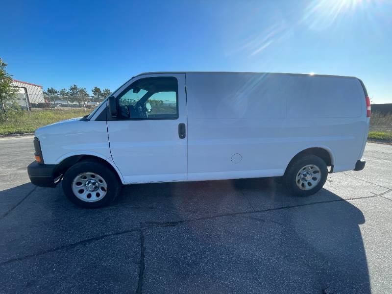 lot 16 image: 2014 Chevrolet Expresse 1500 - 2 OWNERS