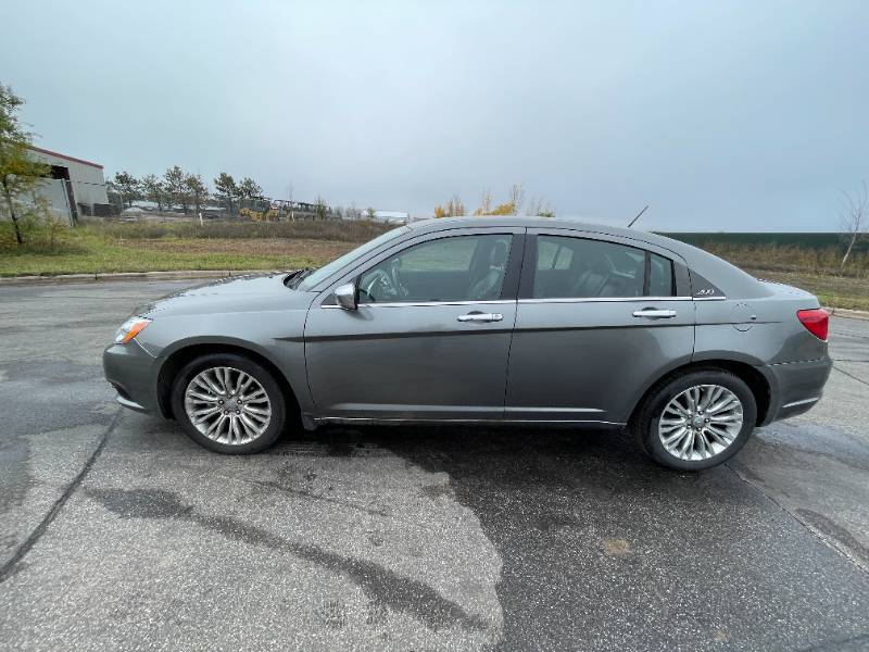 lot 18 image: 2013 Chrysler 200 Limited