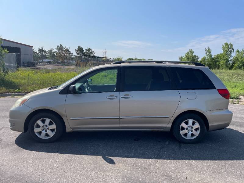 lot 113 image: 2004 Toyota Sienna LE 7 Passenger - 1 OWNER