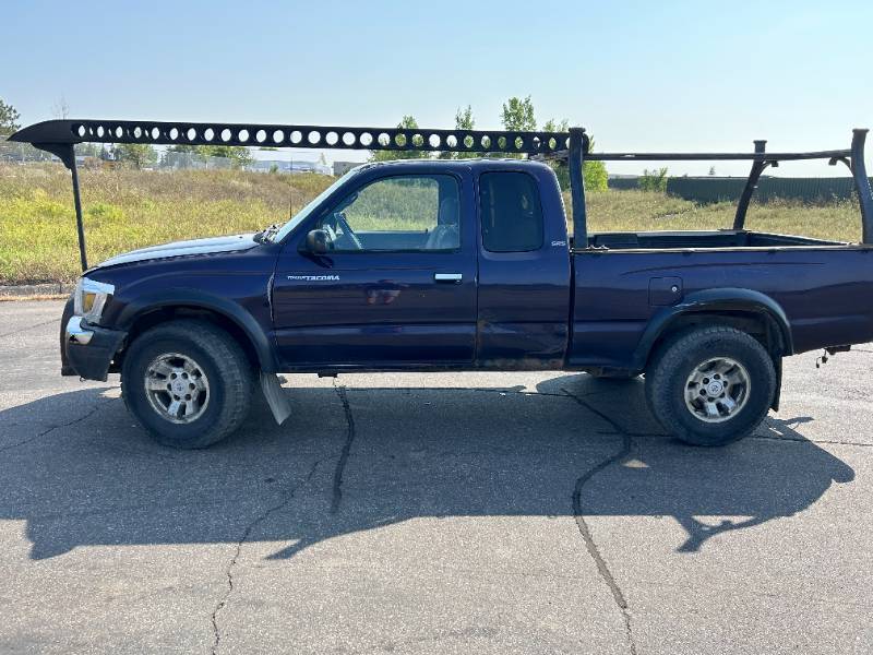 lot 114 image: 1999 Toyota Tacoma V6 - 4X4 - MANUAL