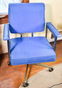 lot 38 image: MCM Steelcase Blue Vinyl and Fabric Rolling Desk Chair