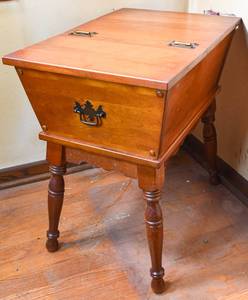 lot 47 image: Hinge Lid Table Top End Table