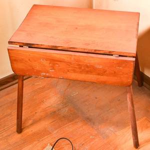 lot 48 image: Maple 2 Leaf Side Table