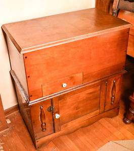 lot 52 image: Vintage Bonnet Box Record Cabinet with Guild Stereophonic Radio