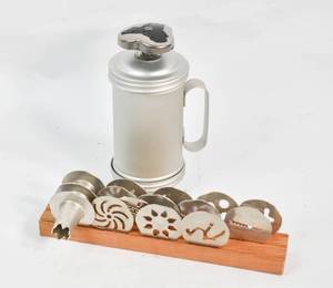lot 239 image: Vintage Mirro Metal Cookie or Pastry Press