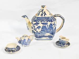 lot 235 image: Moriyama Blue & White Blue Willow Japanese Tea Set