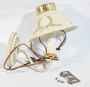 lot 149 image: Vintage Toleware Wall Light