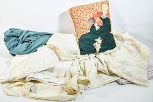 lot 348 image: Box of Assorted Linens