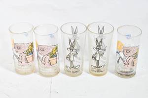 lot 223 image: 5 Vintage Collector Glasses, 2 Sets